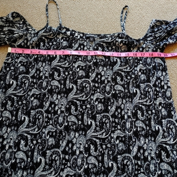 🌸2/$20 Express paisley print cold shoulder pleated top - Picture 4 of 7